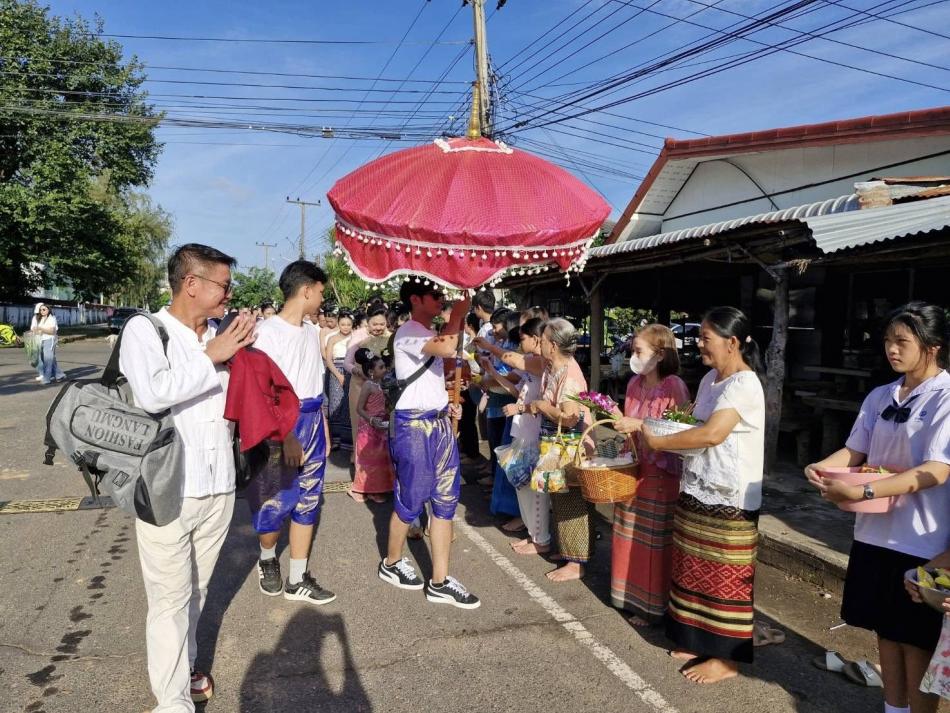 วันพุธที่ 28 ตุลาคม 2568     เทศบาลตำบลเลิงนกทา โดยนายอิทธิชัยยะ จึงจิรโรจน์ นายกเทศมนตรีตำบลเลิงนกทา คณะผู้บริหาร ประธานสภาเทศบาล สมาชิกสภาเทศบาล  ข้าราชการ และพนักงานเทศบาล ร่วมกับชาวบ้านในเขตพื้นที่เทศบาลตำบลเลิงนกทา จัดงานประเพณีตักบาตรเทโว เนื่องในวันออกพรรษา ประจำปี 2568